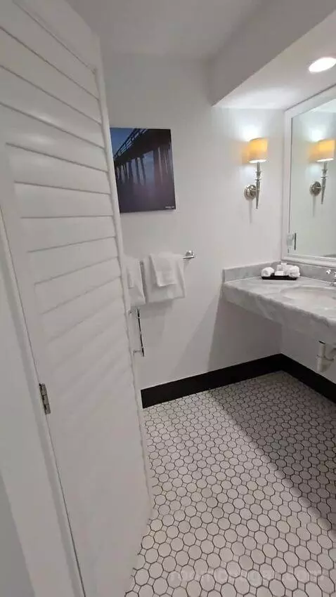 Deluxe King Room Lake View with Balcony (#302) bathroom picture #10