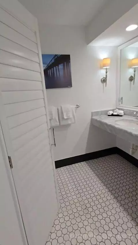 Deluxe King Room Lake View with Balcony (#302) bathroom picture #11