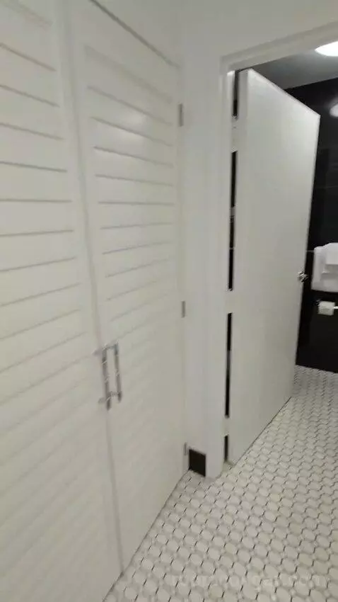Deluxe Double/Double Room Lake View with Balcony (#514) bathroom picture #1