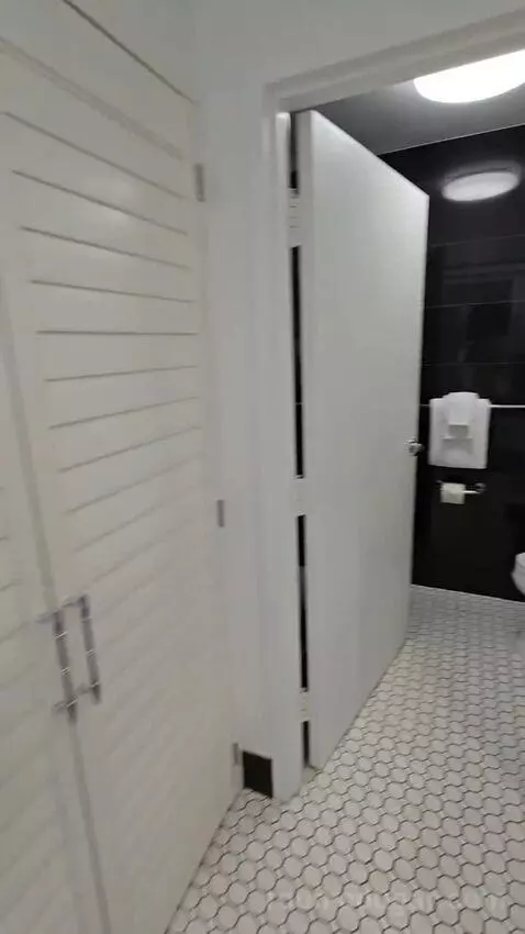 Deluxe Double/Double Room Lake View with Balcony (#514) bathroom picture #3