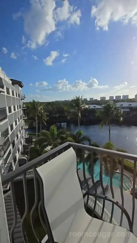 Deluxe Double/Double Room Lake View with Balcony (#514) view picture #10