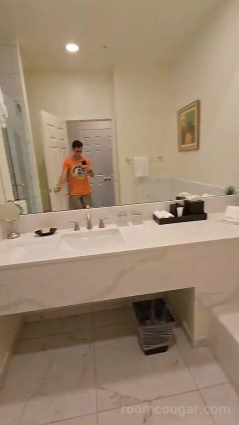 King Room (#101) bathroom picture #8