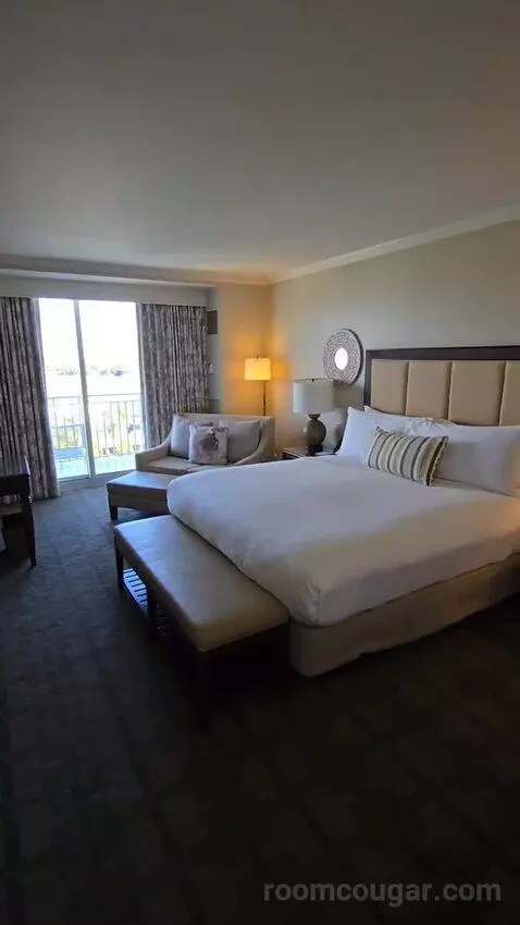 Resort View King (#4001) bed picture #10