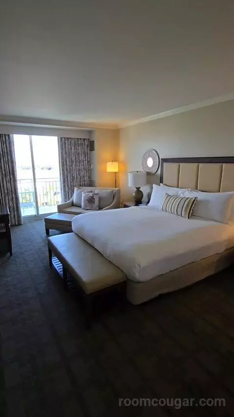 Resort View King (#4001) bed picture #12