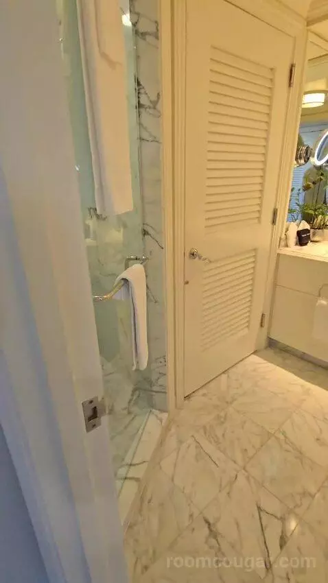 Golf View King (#4027) bathroom picture #1
