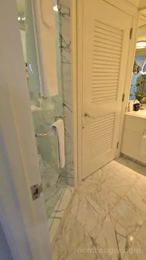 Golf View King (#4027) bathroom picture #2