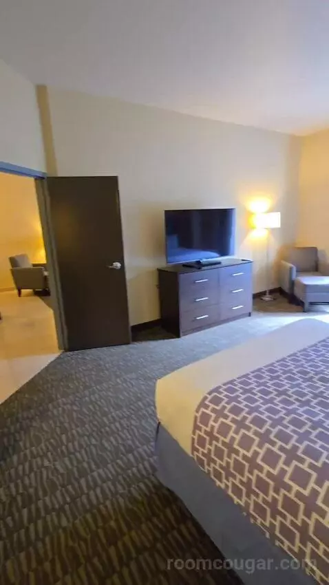 Queen Suite with 2 Queen Beds (#364) bed picture #2