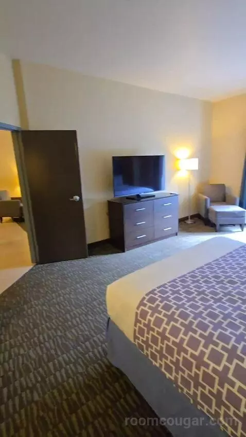 Queen Suite with 2 Queen Beds (#364) bed picture #3