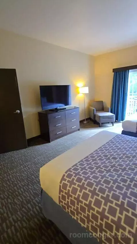 Queen Suite with 2 Queen Beds (#364) bed picture #6