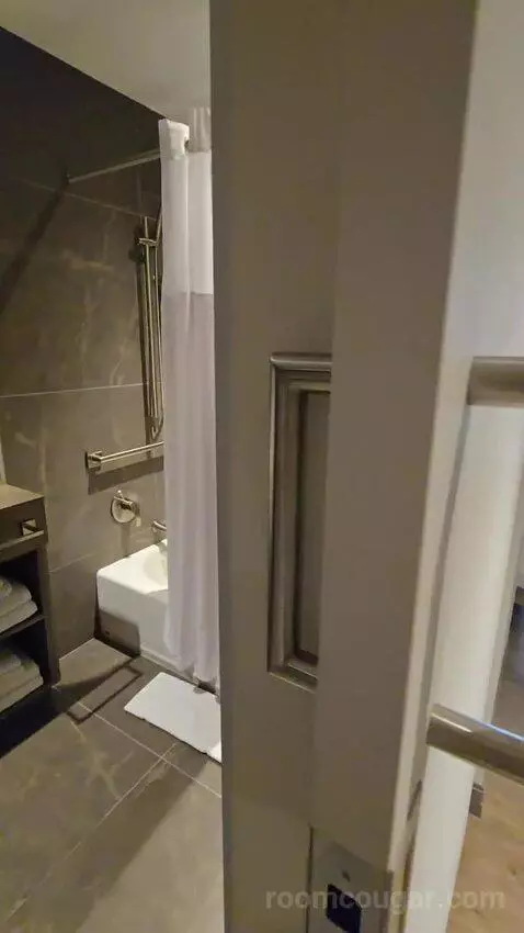 Queen Room (#406) bathroom picture #2