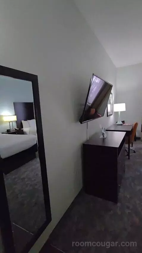 Queen Room with Two Queen Beds (#105) bed picture #1