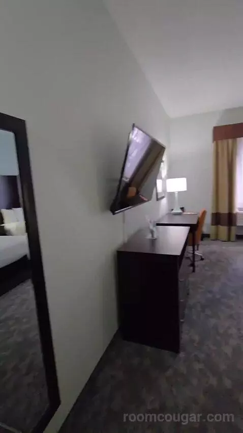 Queen Room with Two Queen Beds (#105) bed picture #3