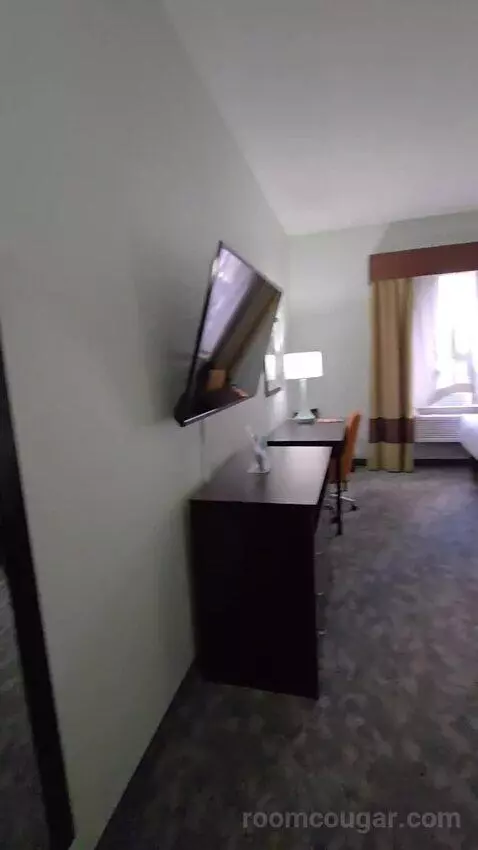Queen Room with Two Queen Beds (#105) bed picture #4