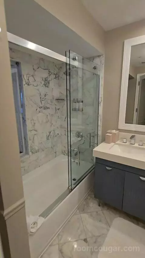 Bay View King (#685) bathroom picture #1