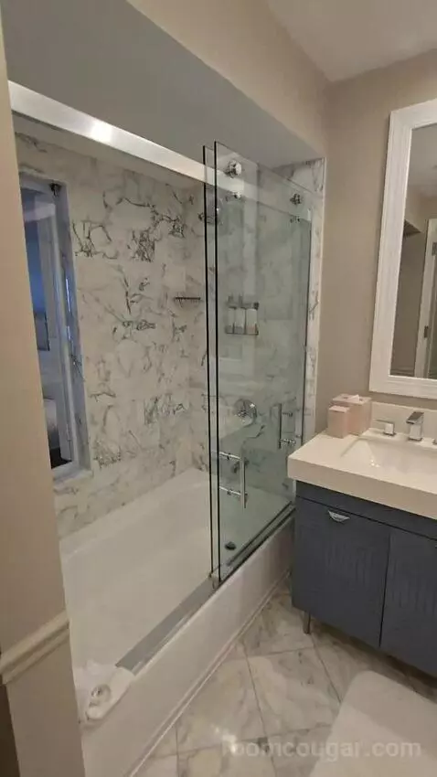 Bay View King (#685) bathroom picture #2