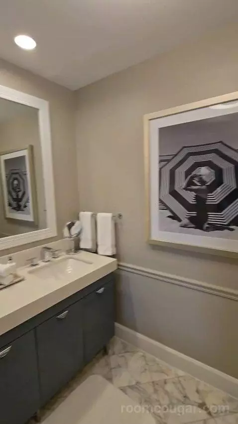 Bay View King (#685) bathroom picture #10
