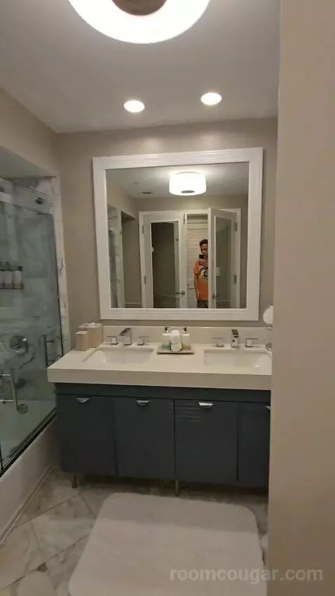Bay View King (#685) bathroom picture #12
