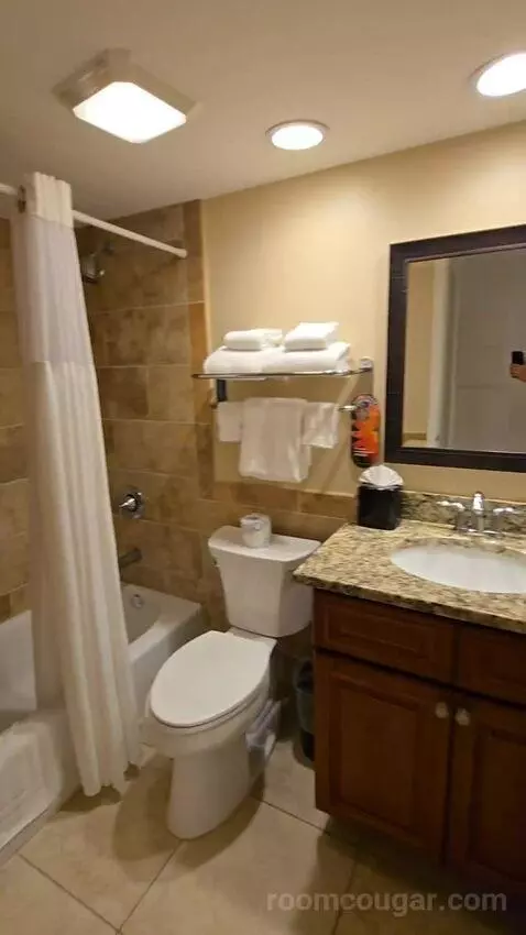 Bayside Deluxe Condo, 2 Bed 2 Bath (#102) bathroom picture #2