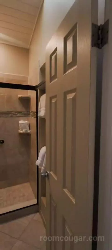 Unit 33 (#33) bathroom picture #2