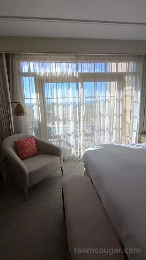 Bi-Level Club Ocean Front Suite (#352) bed picture #1
