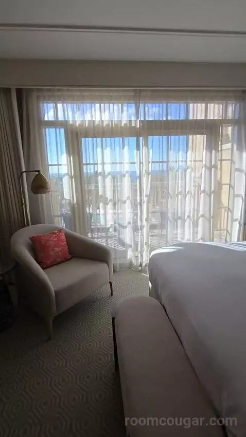 Bi-Level Club Ocean Front Suite (#352) bed picture #2