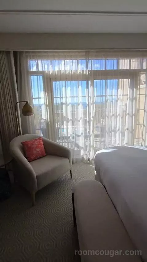 Bi-Level Club Ocean Front Suite (#352) bed picture #3