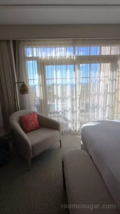Bi-Level Club Ocean Front Suite (#352) bed picture #4