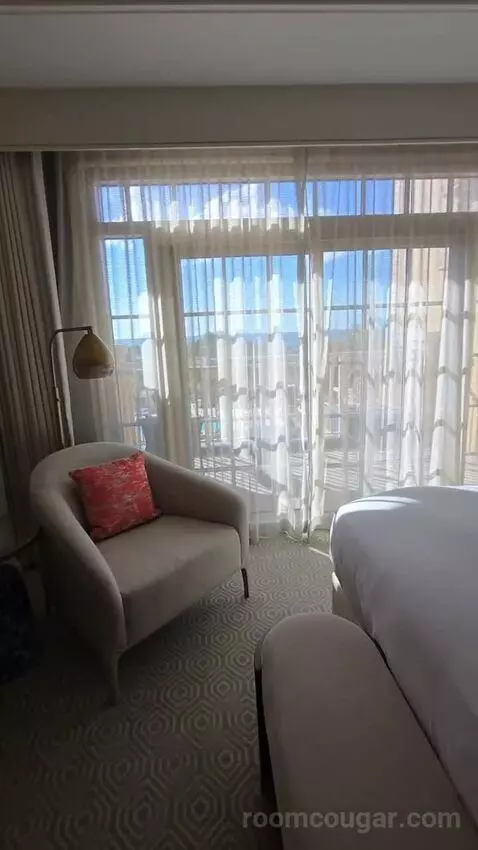 Bi-Level Club Ocean Front Suite (#352) bed picture #5