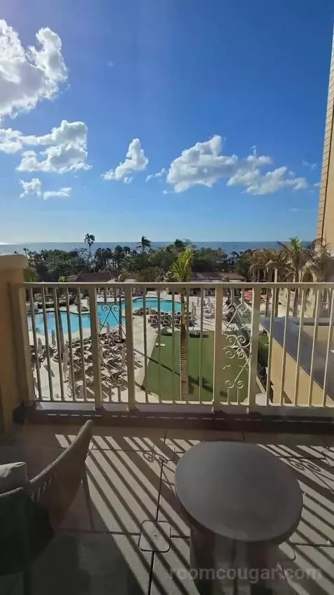 Bi-Level Club Ocean Front Suite (#352) view picture #7