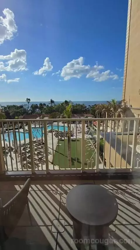 Bi-Level Club Ocean Front Suite (#352) view picture #8