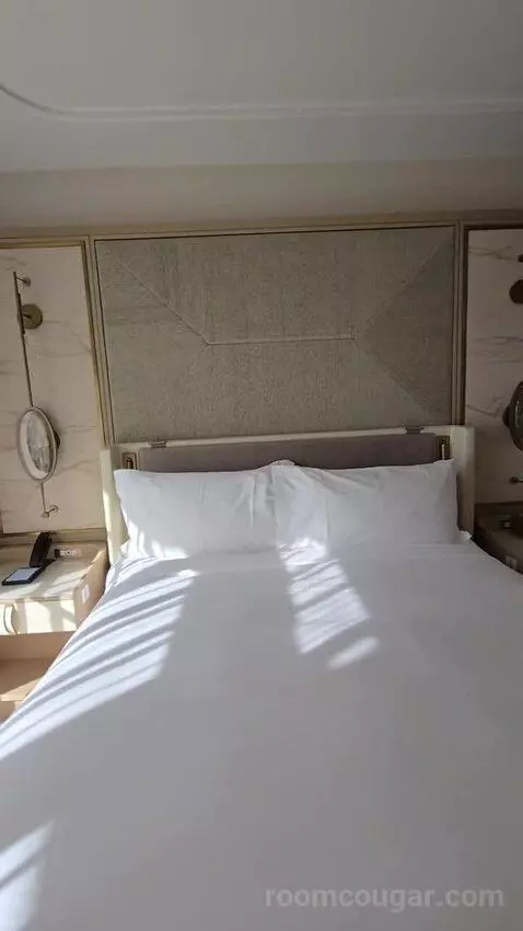 Bi-Level Club Ocean Front Suite (#352) bed picture #7