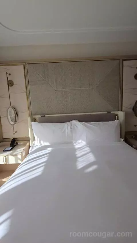 Bi-Level Club Ocean Front Suite (#352) bed picture #8