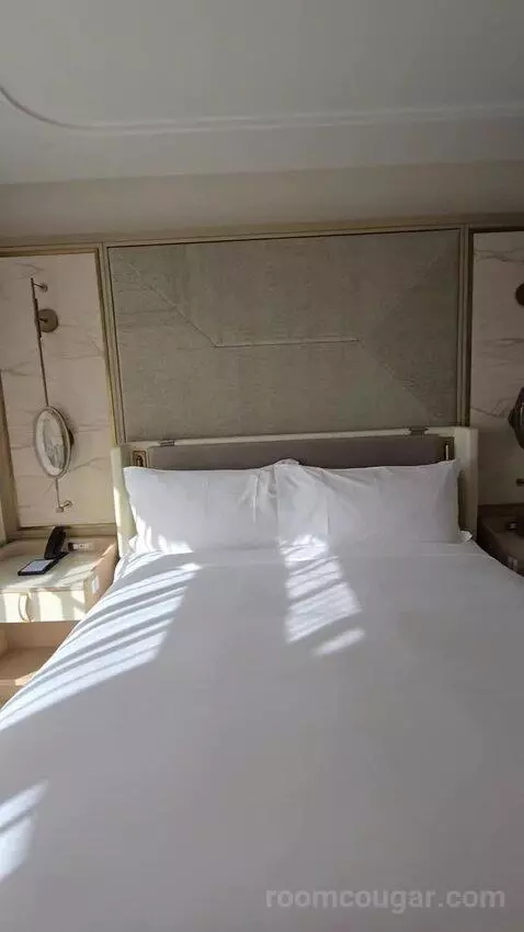 Bi-Level Club Ocean Front Suite (#352) bed picture #9