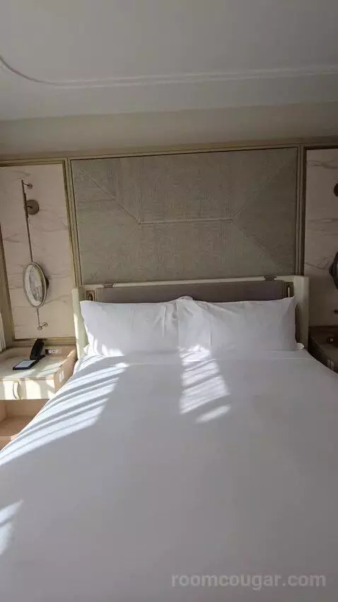 Bi-Level Club Ocean Front Suite (#352) bed picture #10