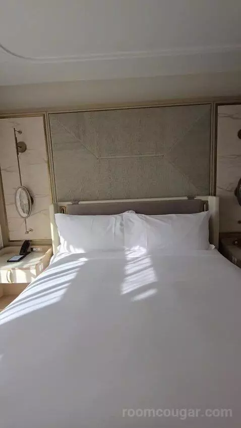 Bi-Level Club Ocean Front Suite (#352) bed picture #11