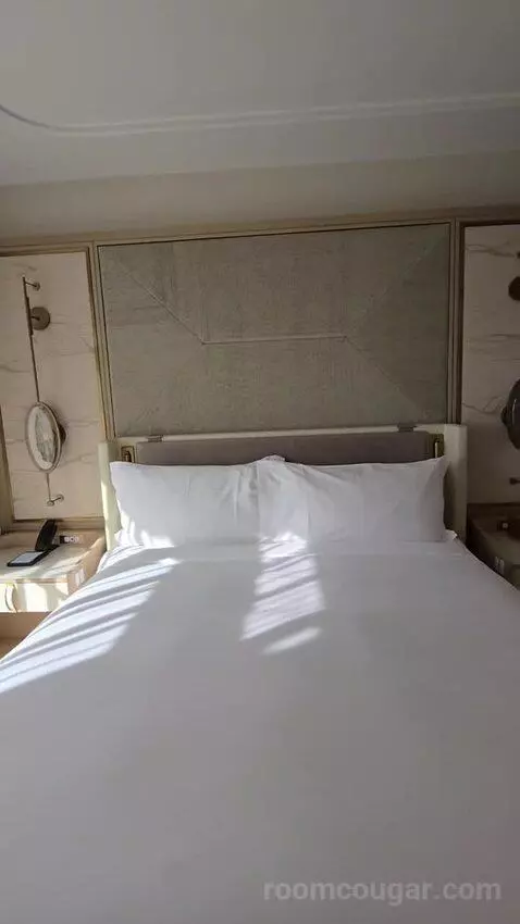 Bi-Level Club Ocean Front Suite (#352) bed picture #12