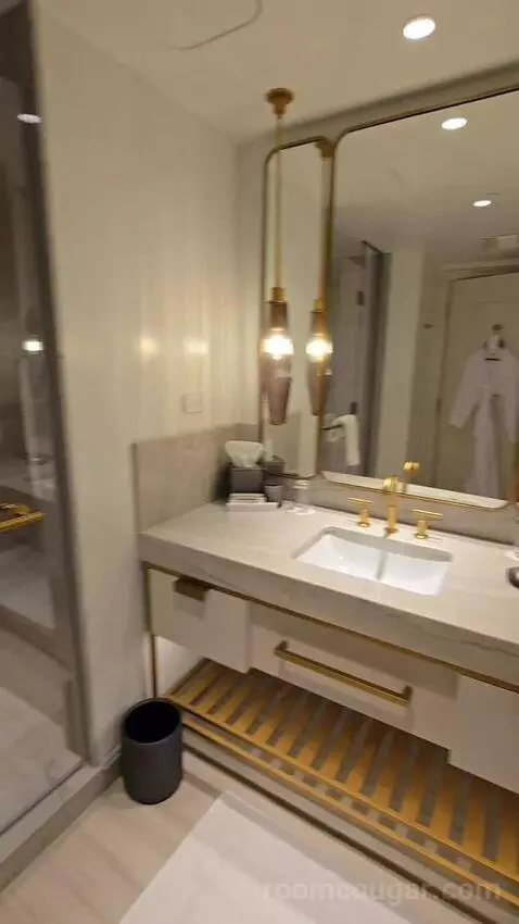 Bi-Level Club Ocean Front Suite (#352) bathroom picture #2