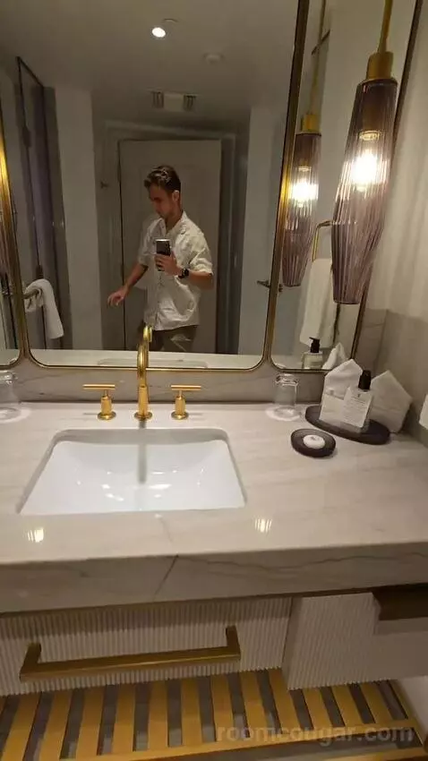 Bi-Level Club Ocean Front Suite (#352) bathroom picture #4