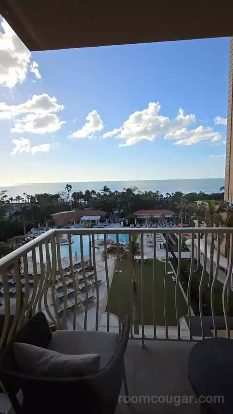 Bi-Level Club Ocean Front Suite (#352) view picture #2