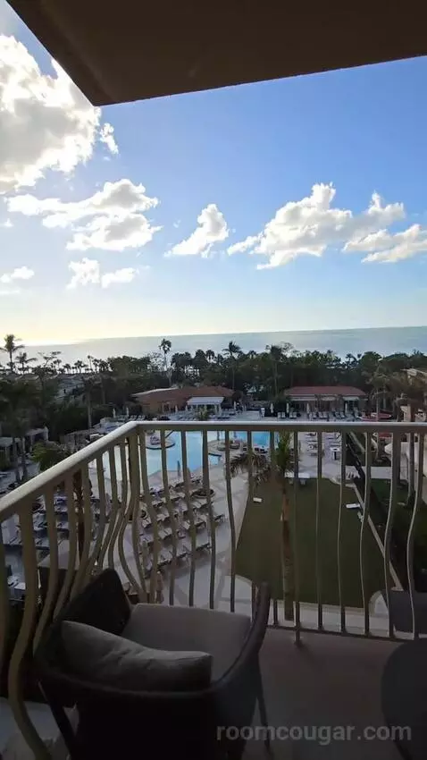 Bi-Level Club Ocean Front Suite (#352) view picture #5