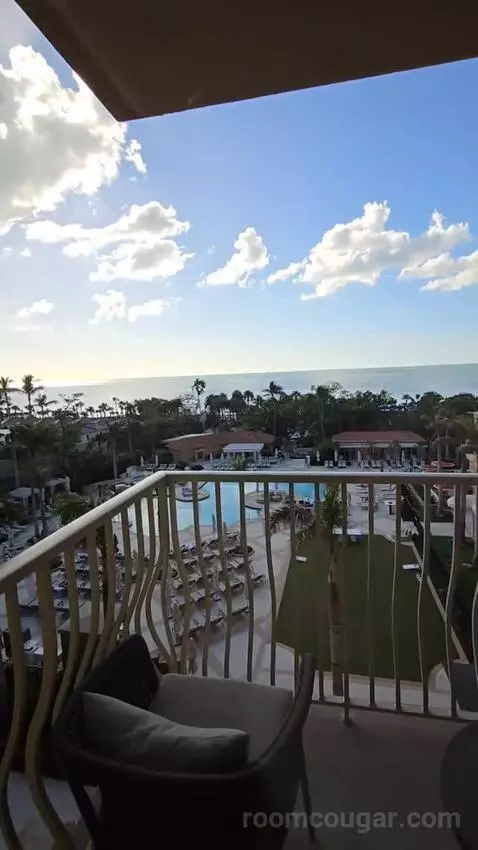 Bi-Level Club Ocean Front Suite (#352) view picture #6
