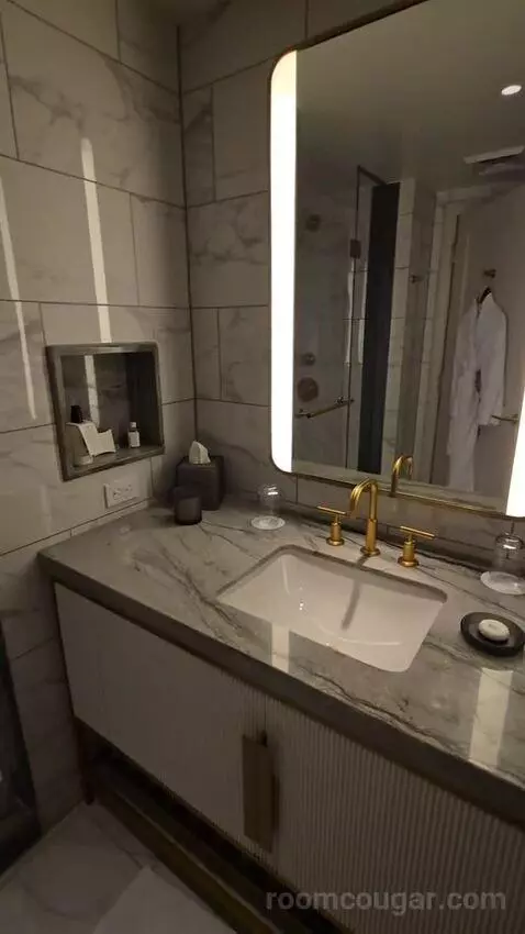 Ocean Front King (#622) bathroom picture #2