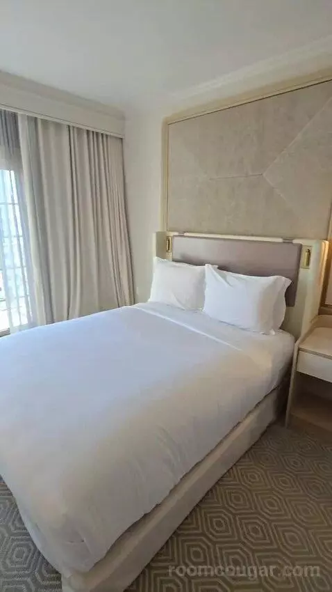 Ocean View Queen (#913) bed picture #5