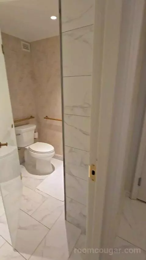 Ocean View Queen (#913) bathroom picture #2