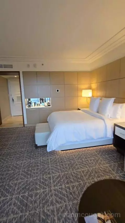 Park View King (#1022) bed picture #8