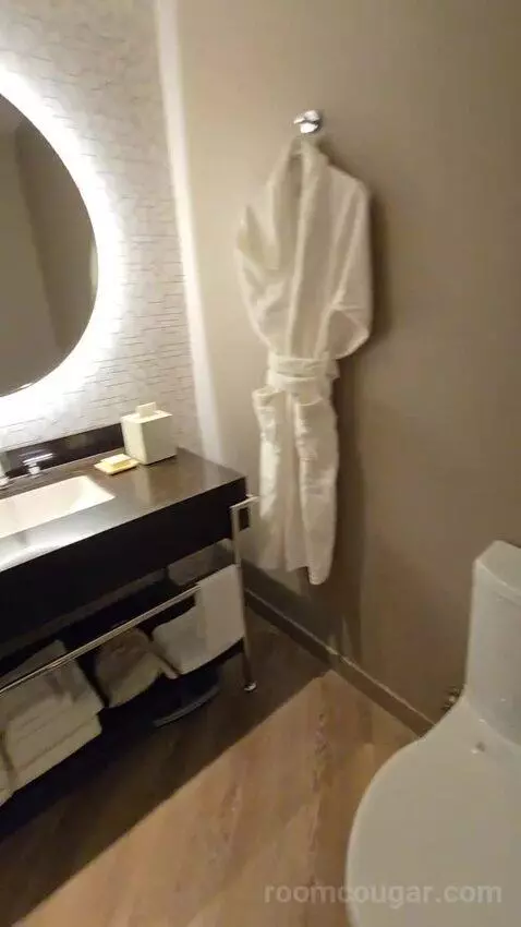 Elegant King (No Resort Fee) (#627) bathroom picture #1