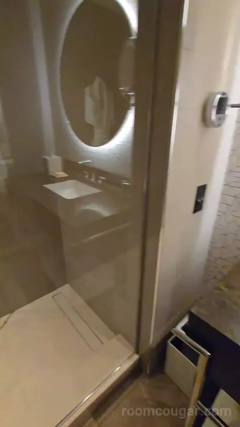 Elegant King (No Resort Fee) (#627) bathroom picture #8