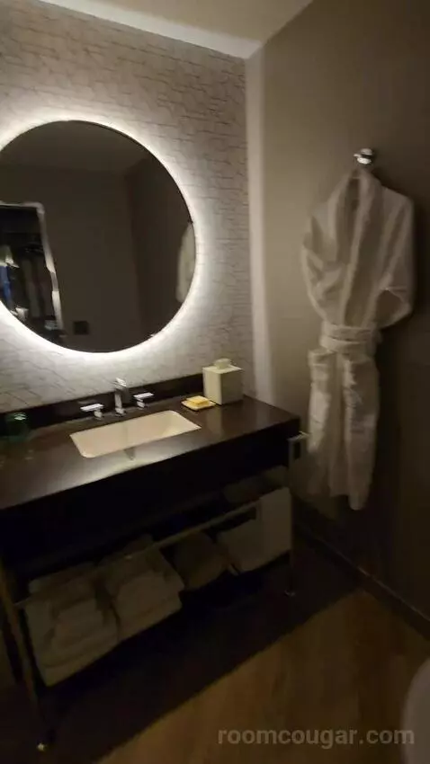 Elegant King (No Resort Fee) (#627) bathroom picture #9