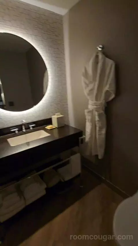 Elegant King (No Resort Fee) (#627) bathroom picture #10