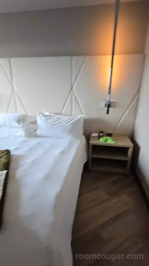 Elegant King (No Resort Fee) (#627) bed picture #2